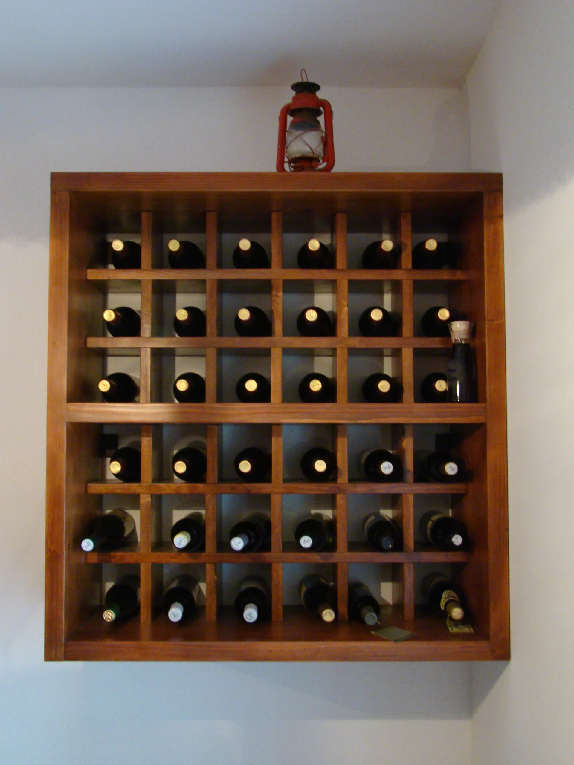 Polica za vino po mjeri
