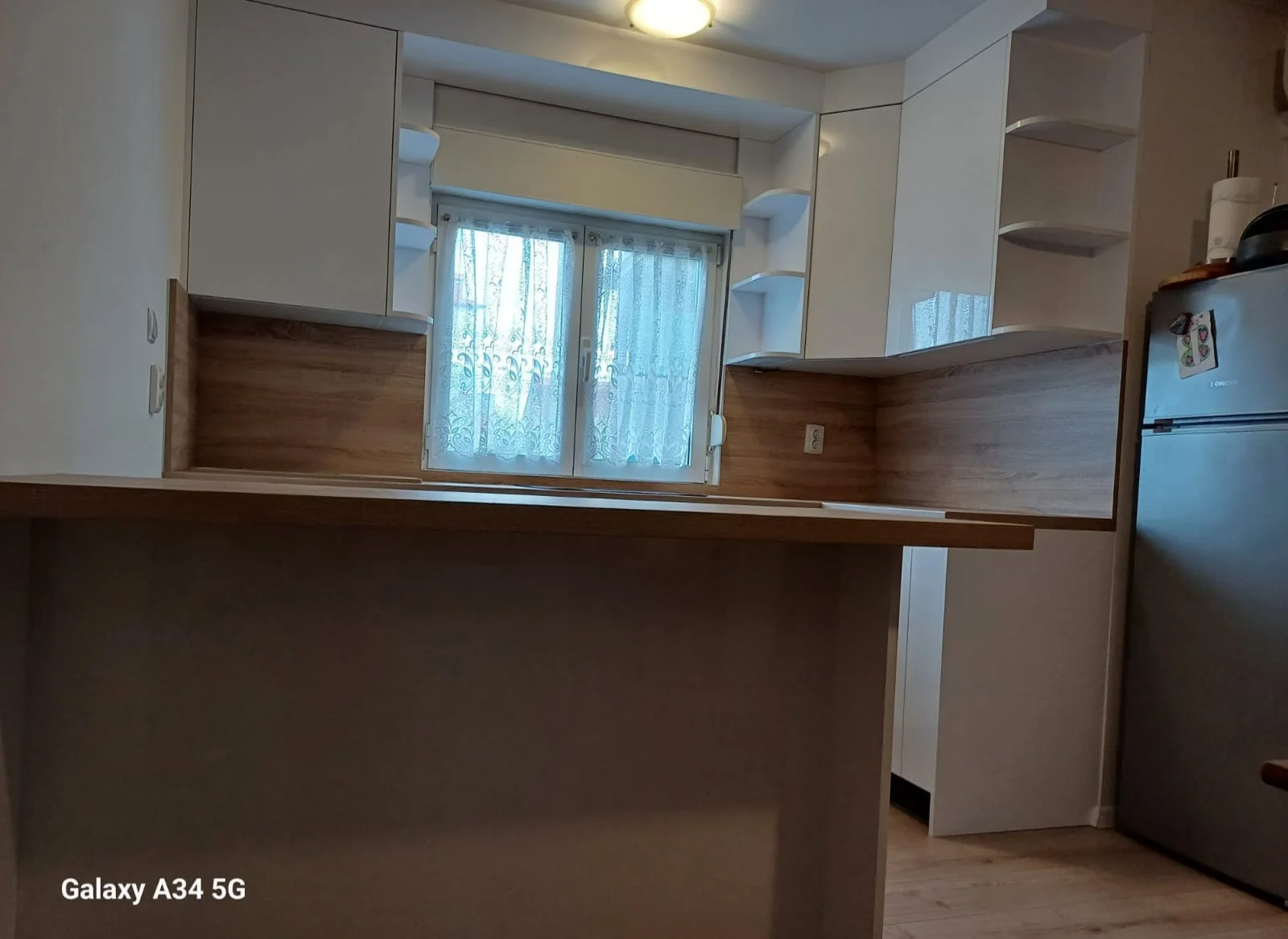 Bijela kuhinja po mjeri u novogradnji