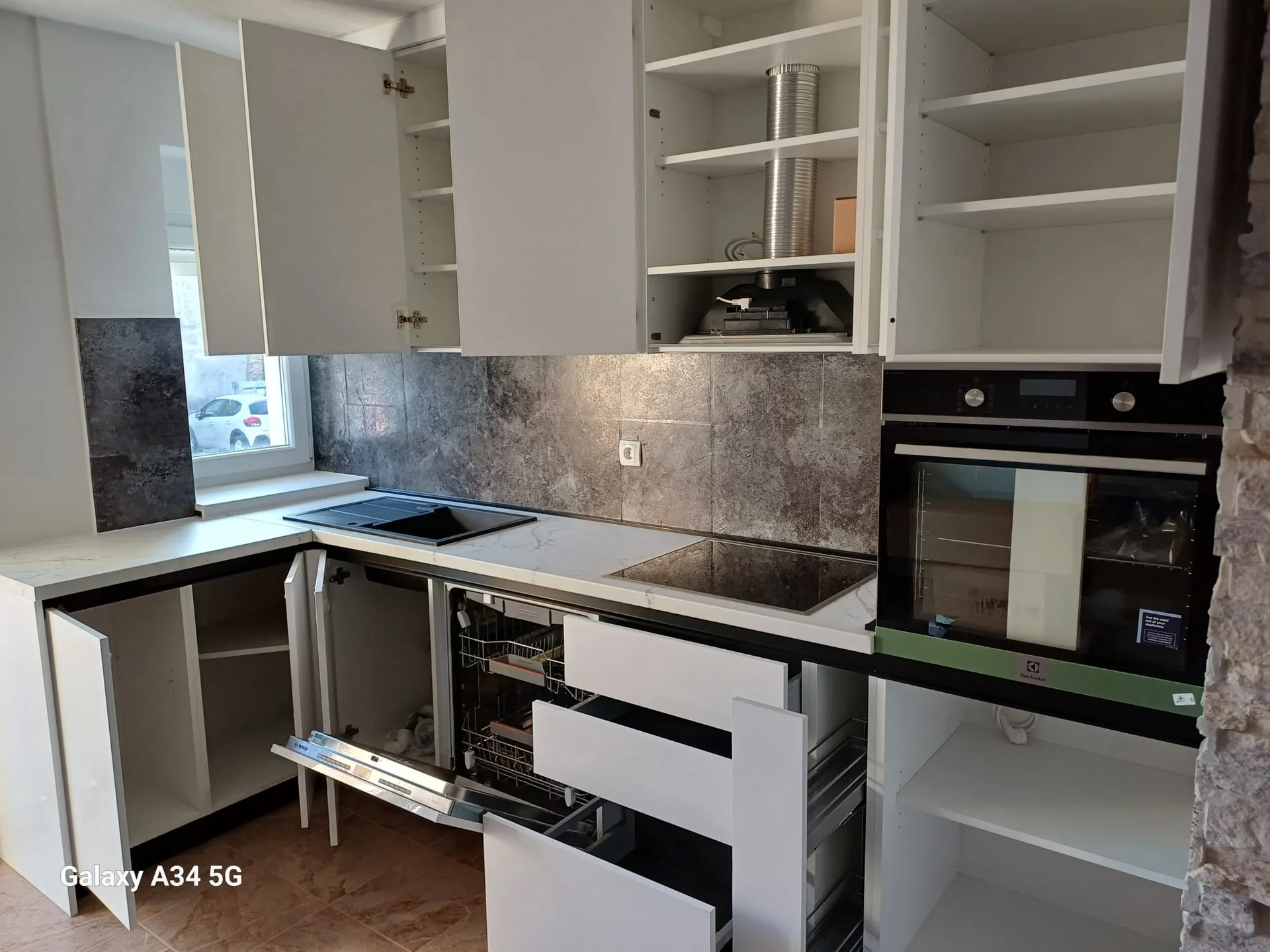 Kuhinja po mjeri s tamnom radnom pločom